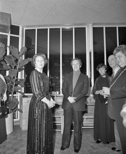 880330 Afbeelding van de officiële opening van het Muziekcentrum Vredenburg te Utrecht, met prinses Beatrix en Edo de ...